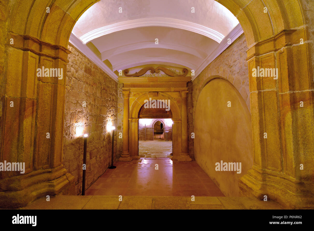 Portale medievale di ex convento e acutal hotel Mosteiro Flor da Rosa de Crato Foto Stock