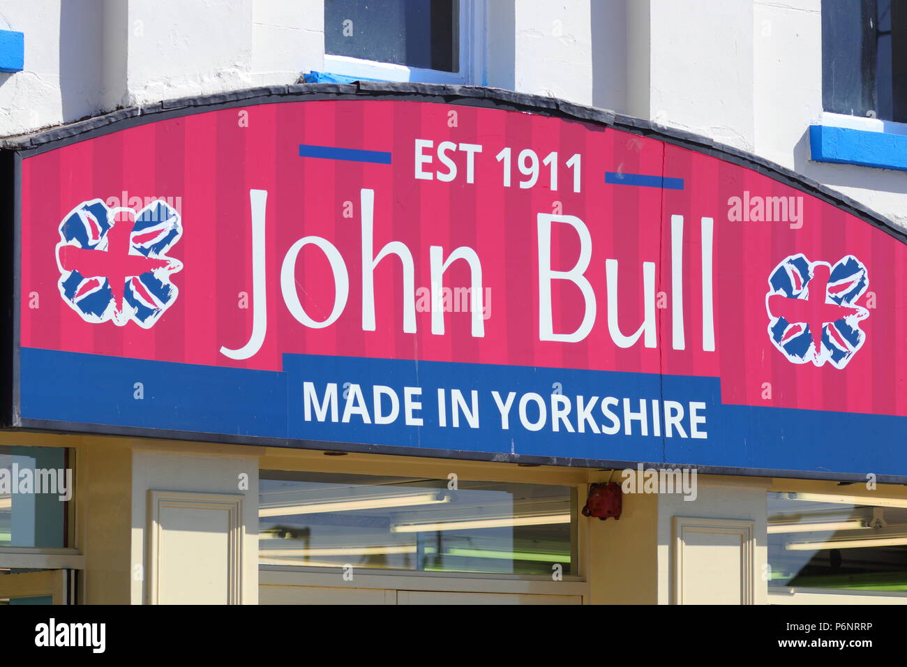 John Bull pasticceri shop on Scarborough sea front North Yorkshire Foto Stock