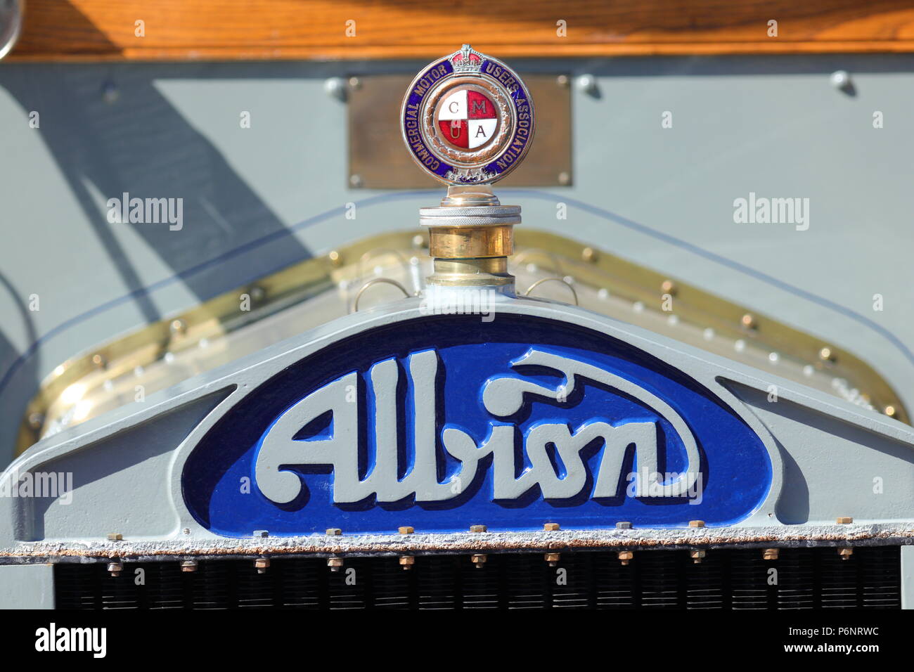 Una chiusura di un vintage Albion mini bus, mentre sul display a Scarborough Forze Armate giorno 2018 Foto Stock