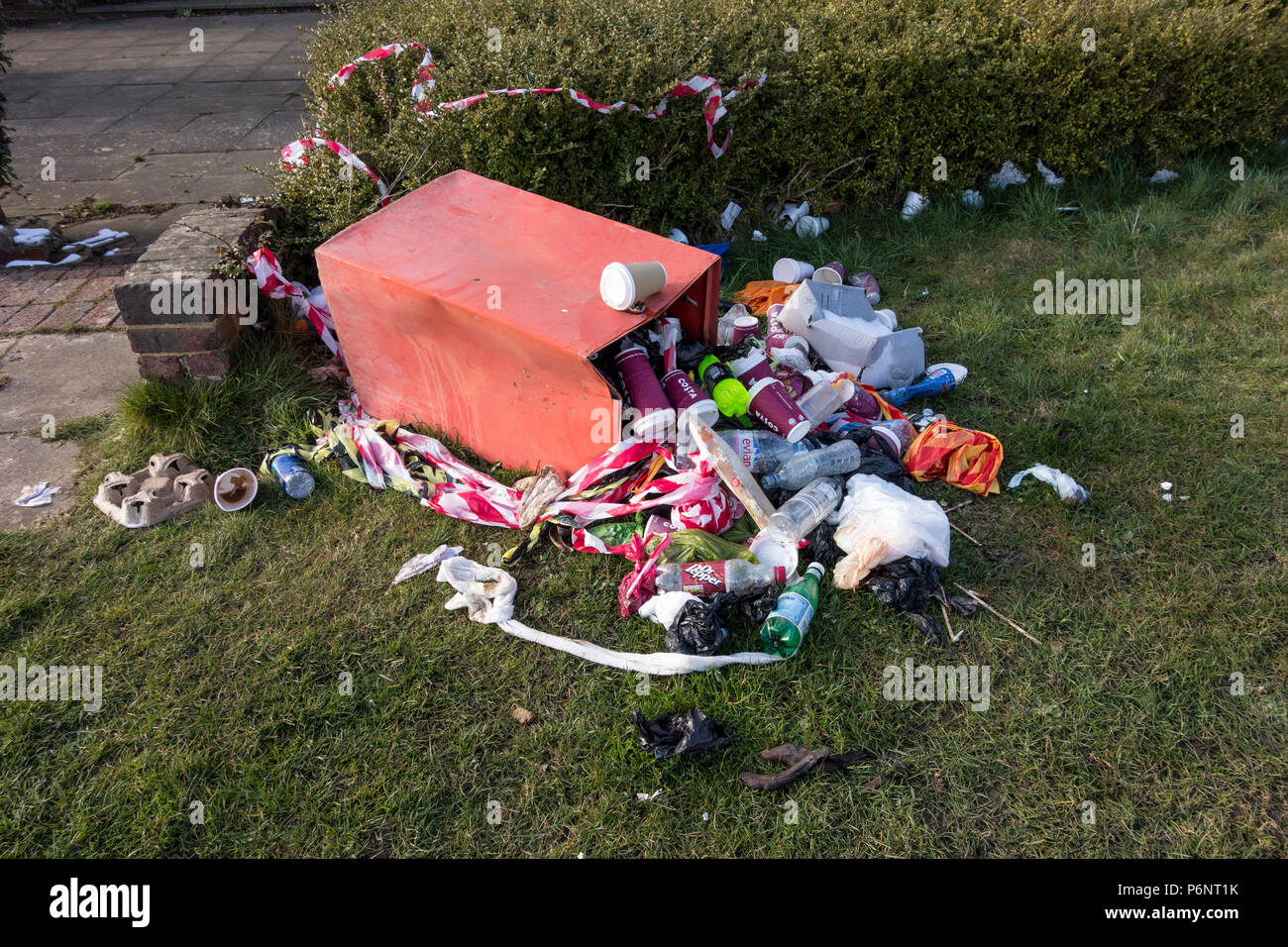 Traboccante di garbage bin, REGNO UNITO Foto Stock