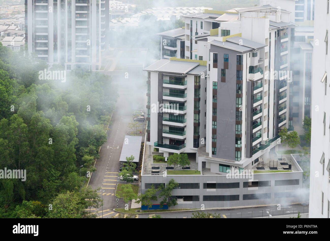 Il controllo degli insetti e roditori in alto edificio di appartamenti via fumo-miscela di gas per evitare la diffusione di malattie e infezioni. Malaysia, Cyberjaya. Foto Stock