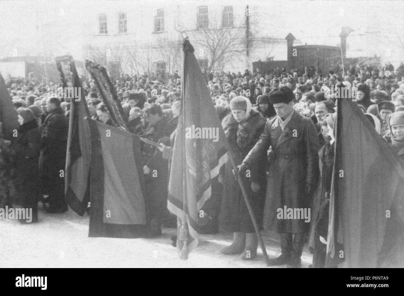 In un rally in lutto per la morte di Stalin nel 1953. Foto Stock