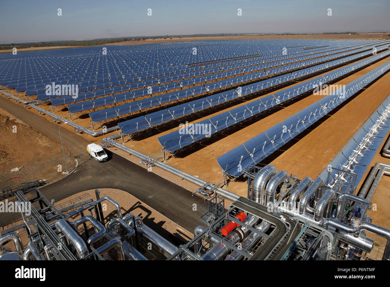 Specchio concavo tecnologia della centrale solare 'La Risca' vicino a Badajoz Estremadura in Spagna. Foto Stock