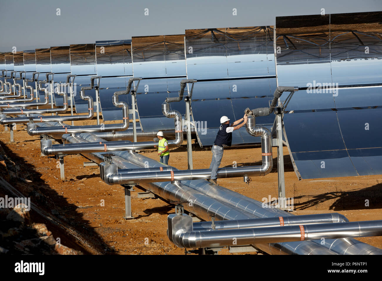 Specchio concavo tecnologia della centrale solare 'La Risca' vicino a Badajoz Estremadura in Spagna. Foto Stock