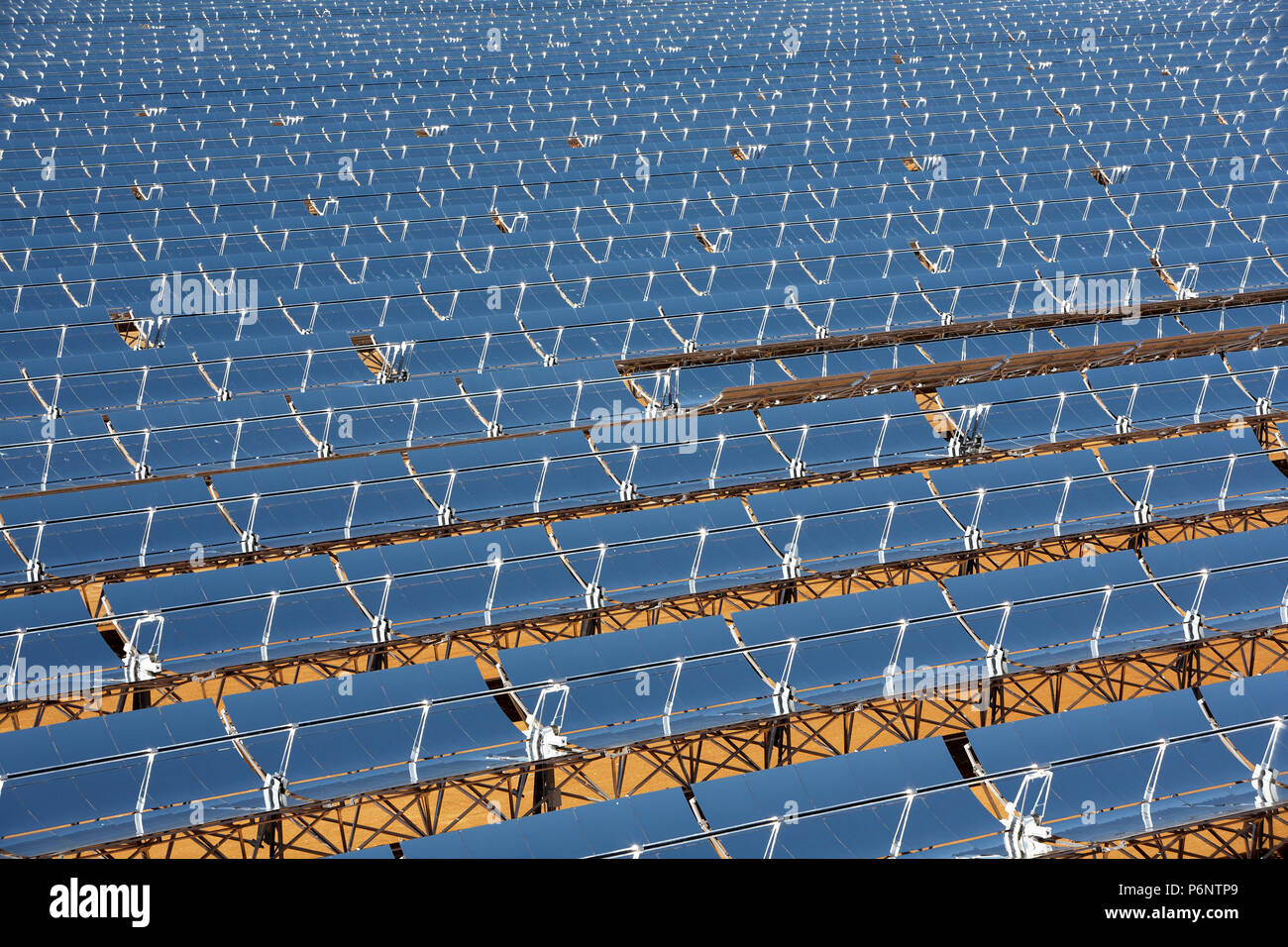 Specchio concavo tecnologia della centrale solare 'La Risca' vicino a Badajoz Estremadura in Spagna. Foto Stock
