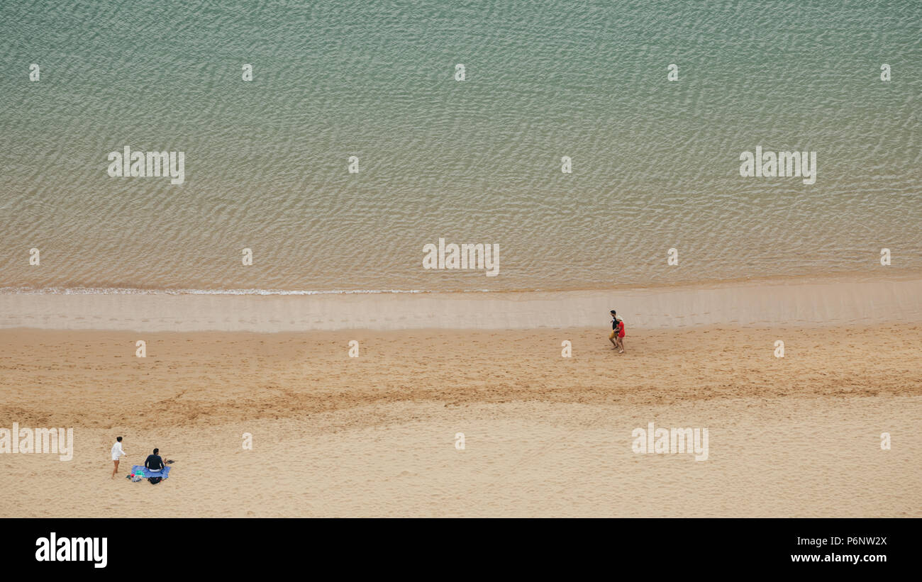 Due giovani coppie trascorrere del tempo sulla costa del mare. Vista sopra. Foto Stock