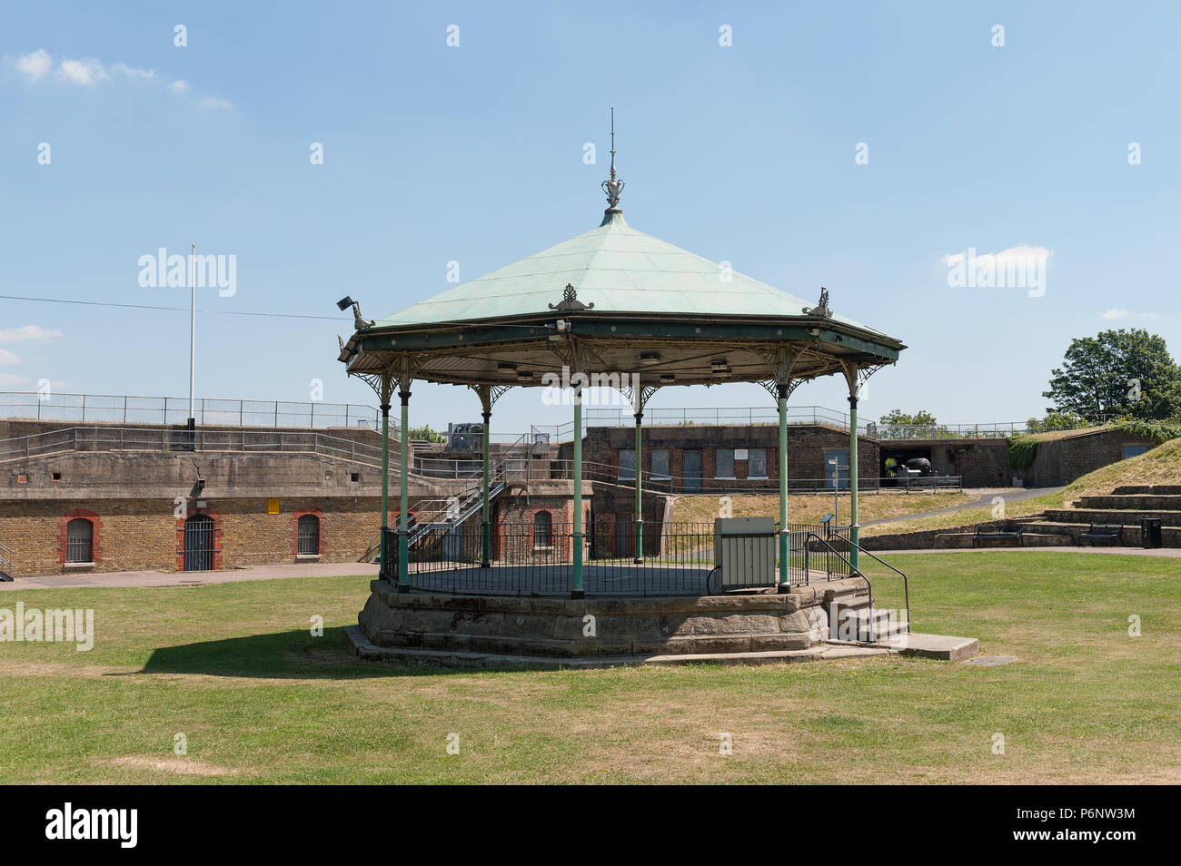 Intenso calore fa sì che la gente nel mezzogiorno il sole caldo a cercare riparo e evitare di insolazione in modo del xviii secolo park è vuota Foto Stock