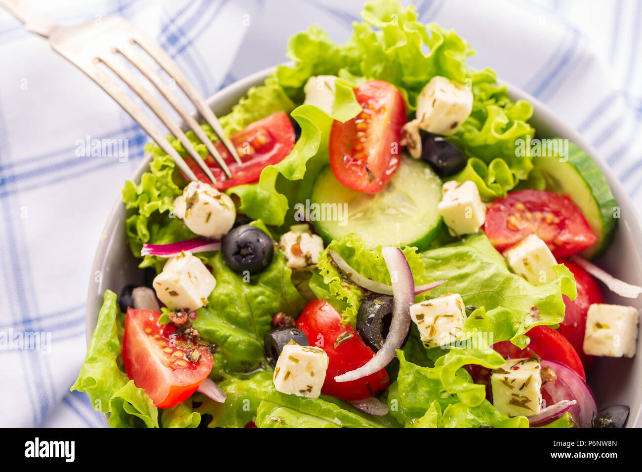 Fresca insalata greca è servita nella ciotola con forcella. Foto Stock