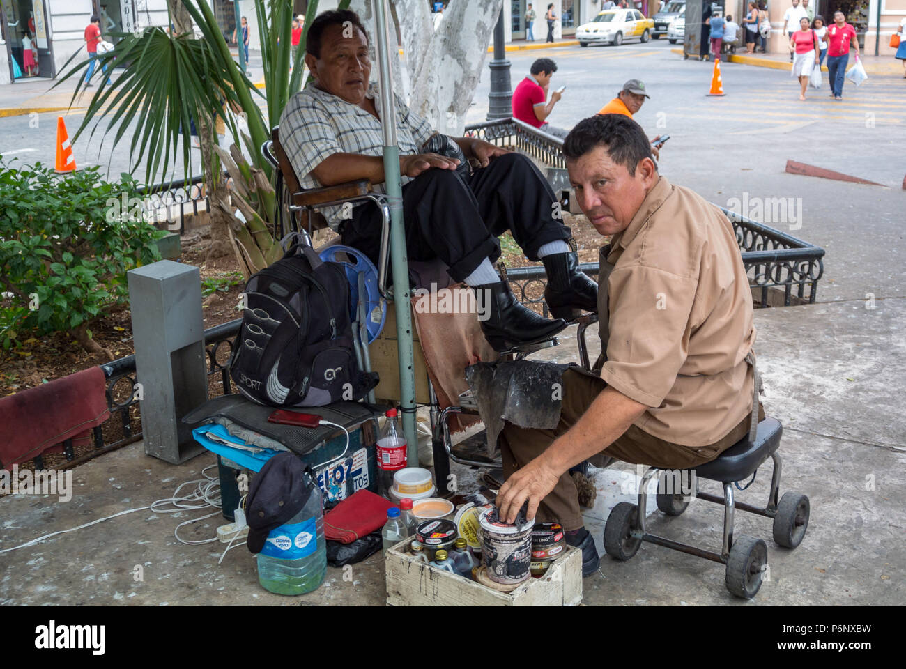Mérida, Yucatan, Messico, Un uomo messicano che lucida le scarpe di un cliente. Solo editoriale. Foto Stock