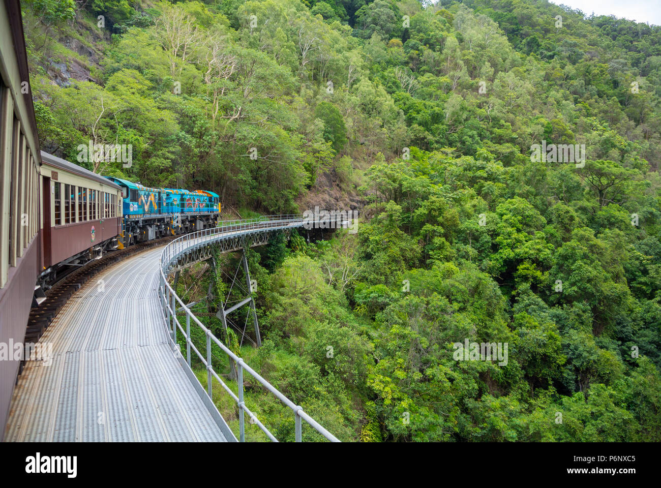 Un vecchio treno lungo Kuranda Scenic Railway, Cairns, Australia Foto Stock