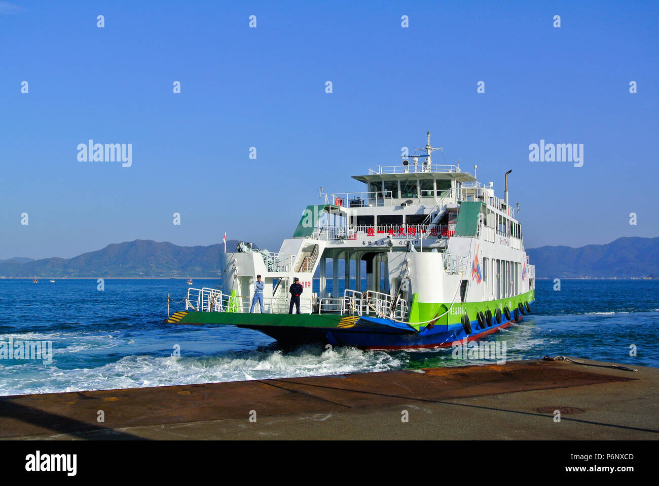 Traghetto di imbarcarsi a Setonaikai National Park, Hiroshima, Giappone Foto Stock