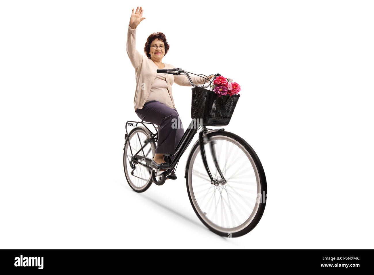 Donna matura in sella ad una bicicletta e sventolare la fotocamera a isolati su sfondo bianco Foto Stock