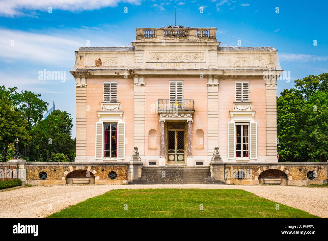 L'ingresso a Bagatelle castello affacciato sul cortile principale nel Parc de Bagatelle a Parigi, Francia Foto Stock