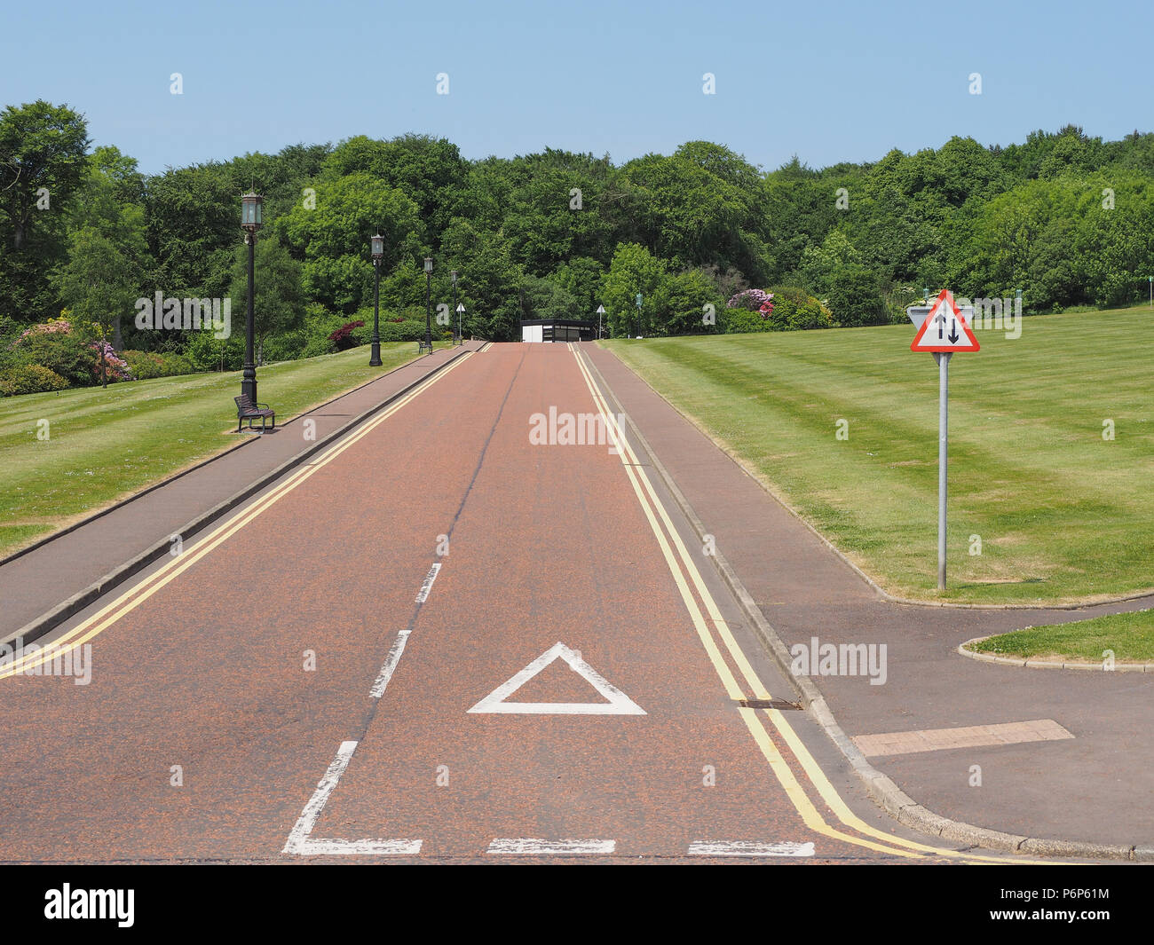 Segni di regolamentazione, dare modo segno di traffico su strada Foto Stock