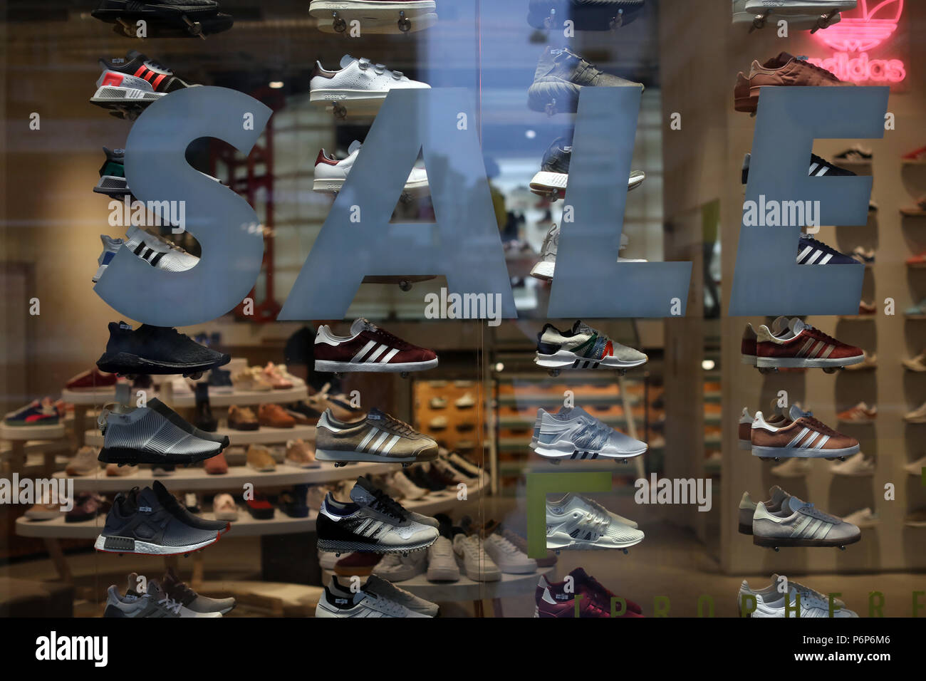 Un mondo di sport vetrina pubblicità una calzatura vendita. Basilea. La Svizzera. Foto Stock