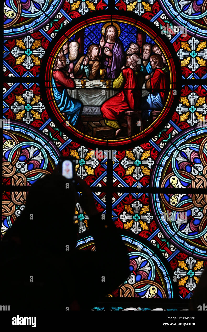 La cattedrale di Basilea Minster. Finestra di vetro colorato. L'Ultima Cena è il pasto finale che Gesù condivise con i suoi Apostoli. Donna fare foto. Switzerla Foto Stock