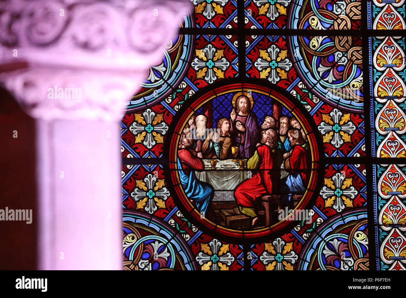 La cattedrale di Basilea Minster. Finestra di vetro colorato e capitale. L'ultima cena. La Svizzera. Foto Stock