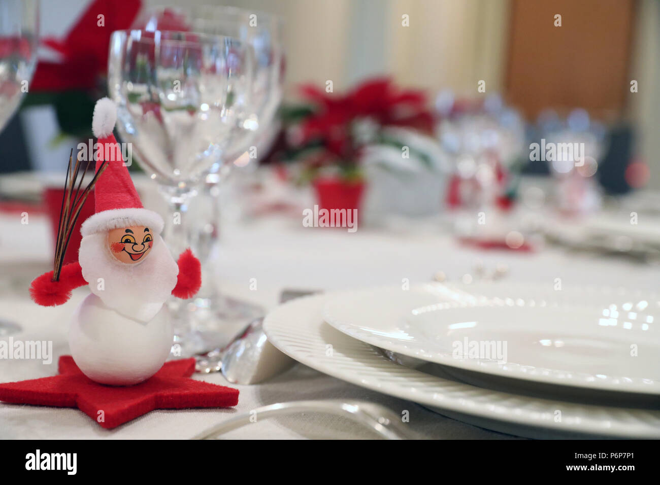 Le decorazioni di Natale sulla tavola da pranzo. Ginevra. La Svizzera. Foto Stock