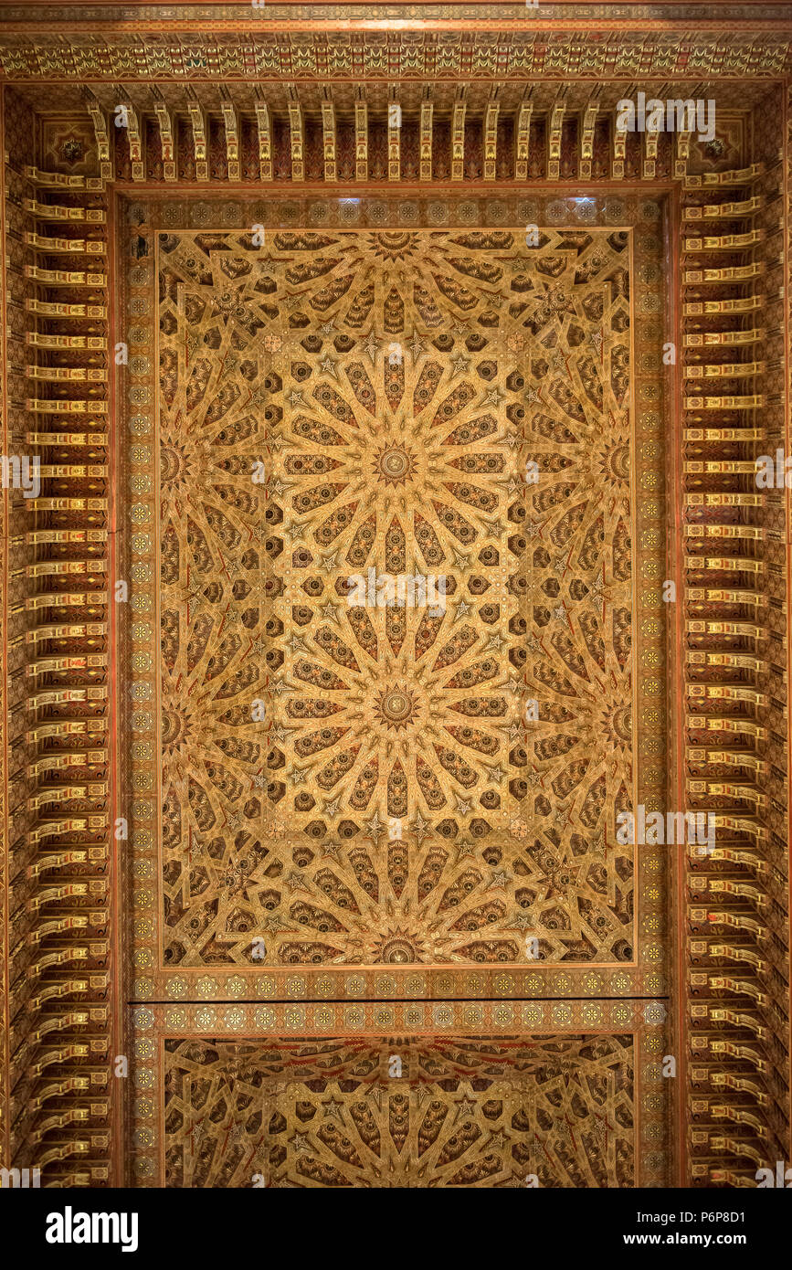 Plafond amovible de la salle des priÃ¨res de la MosquÃ©e Hassan II. Casablanca Maroc. Foto Stock