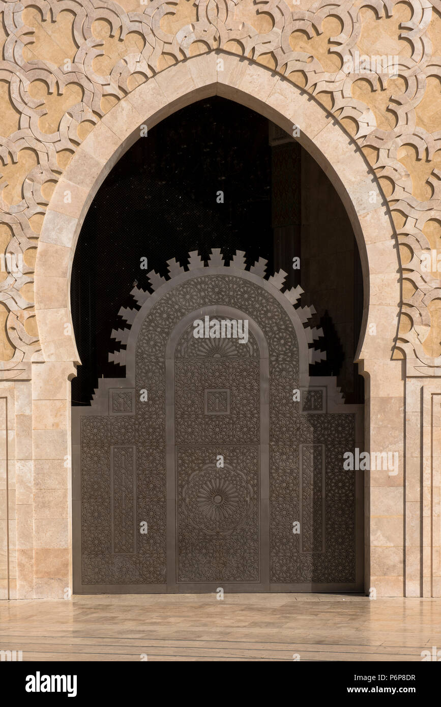 L'une des 18 portes monumentales, inspirÃ©e de l'arte mauresque, de la MosquÃ©e Hassan II. Casablanca Maroc. Foto Stock