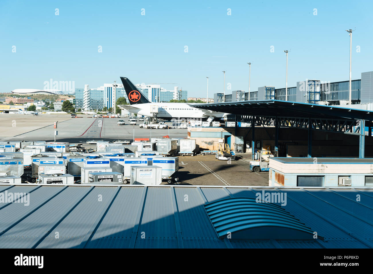 Madrid, Spagna - 20 Giugno 2018: aerei in pista di Barajas - Adolfo SUAREZ Airport Foto Stock