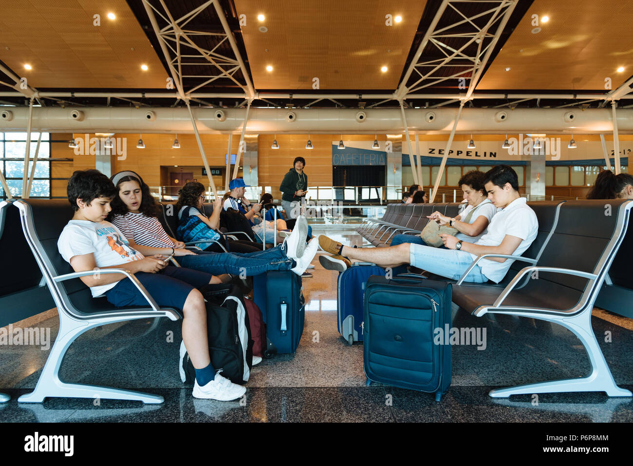 Madrid, Spagna - 20 Giugno 2018: persone non identificate in attesa in boarding gate lounge in Barajas - Adolfo SUAREZ Airport Foto Stock