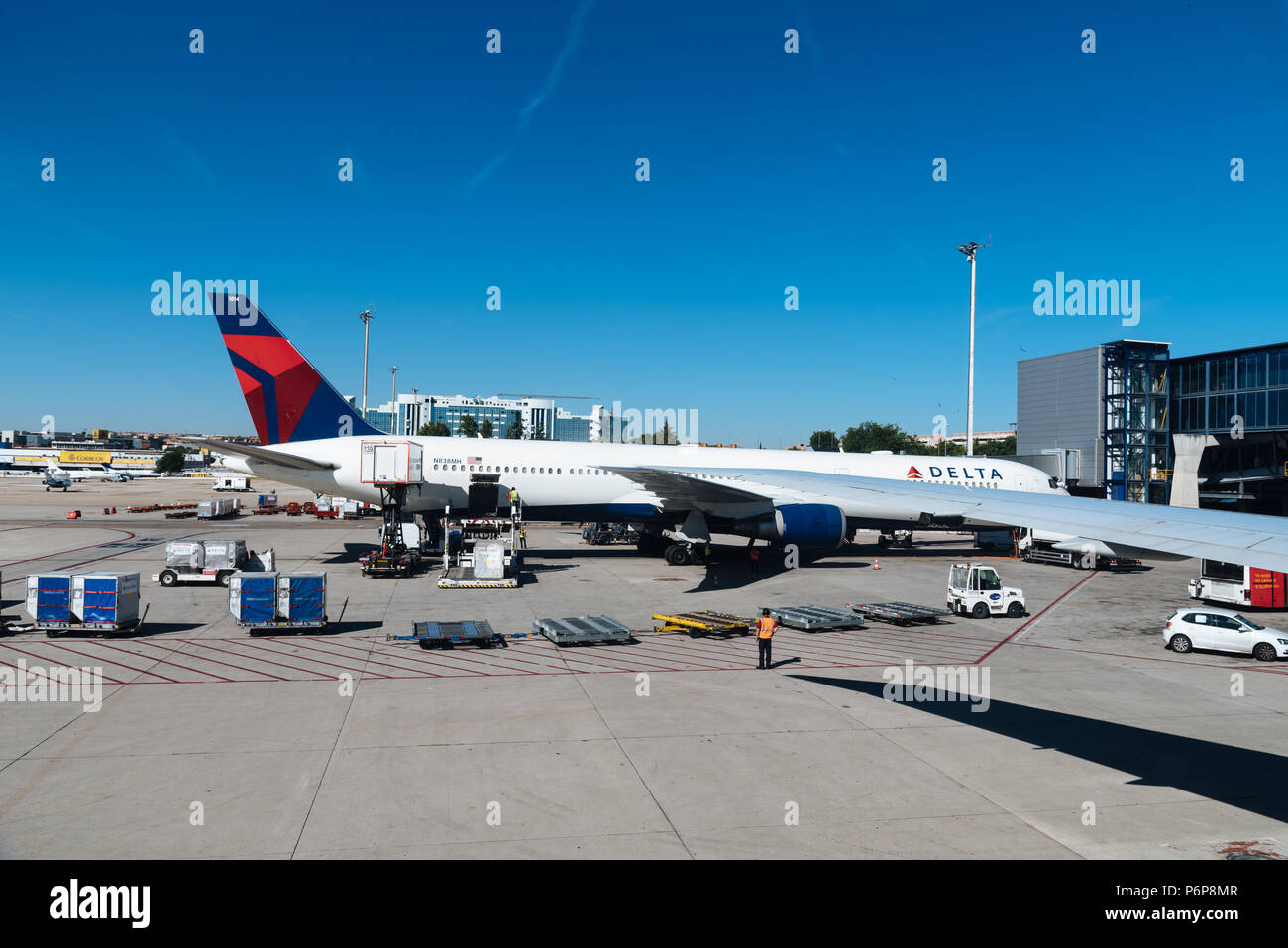 Madrid, Spagna - 20 Giugno 2018: aerei in pista di Barajas - Adolfo SUAREZ Airport Foto Stock