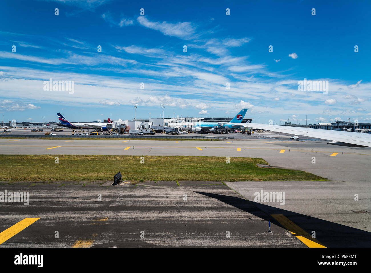 La città di New York, Stati Uniti d'America - 20 Giugno 2018: velivoli in pista dell'Aeroporto JFK contro il cielo blu Foto Stock