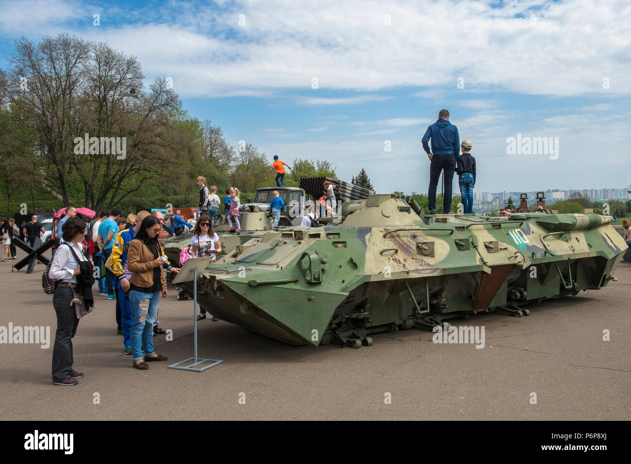 I veicoli militari utilizzati nella guerra di Donbass esposti a Kiev. L'Ucraina. Foto Stock