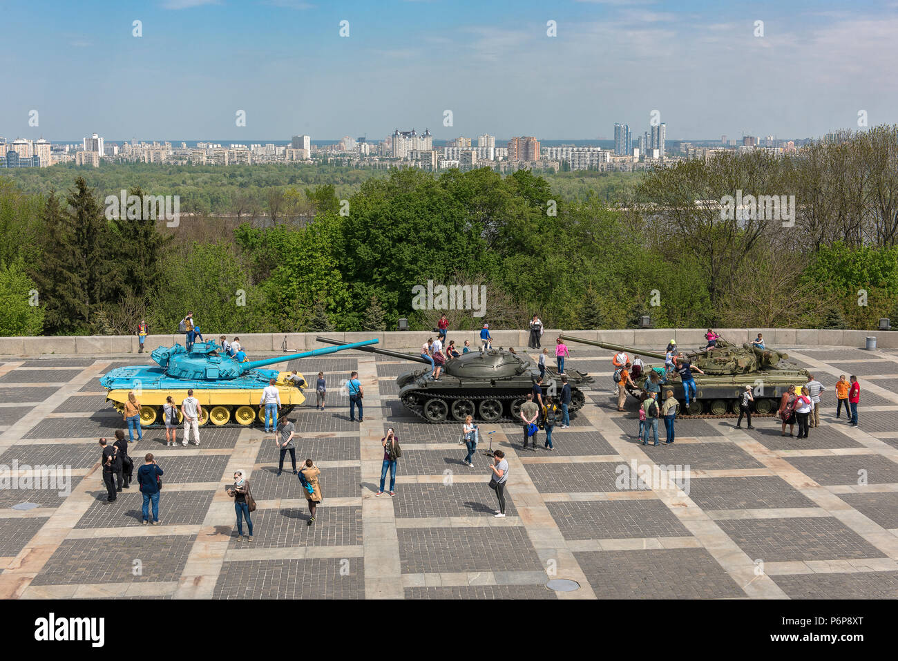 Rodina Mat, Kiev. I veicoli militari utilizzati nella guerra di Donbass esposte. L'Ucraina. Foto Stock