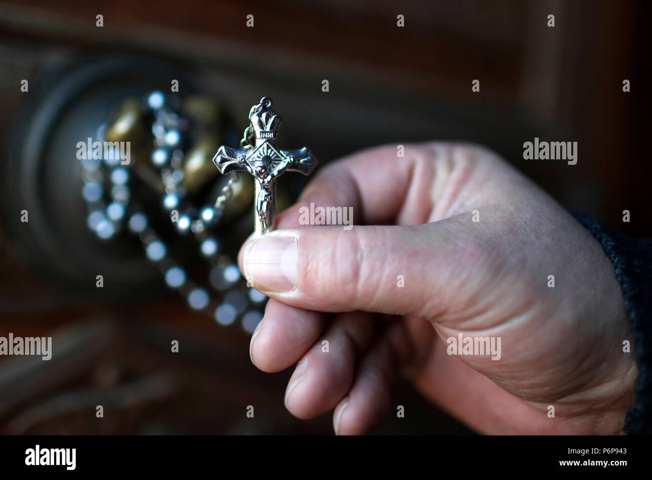 Mano con un rosario. Close-up. Close-up. La Francia. Foto Stock