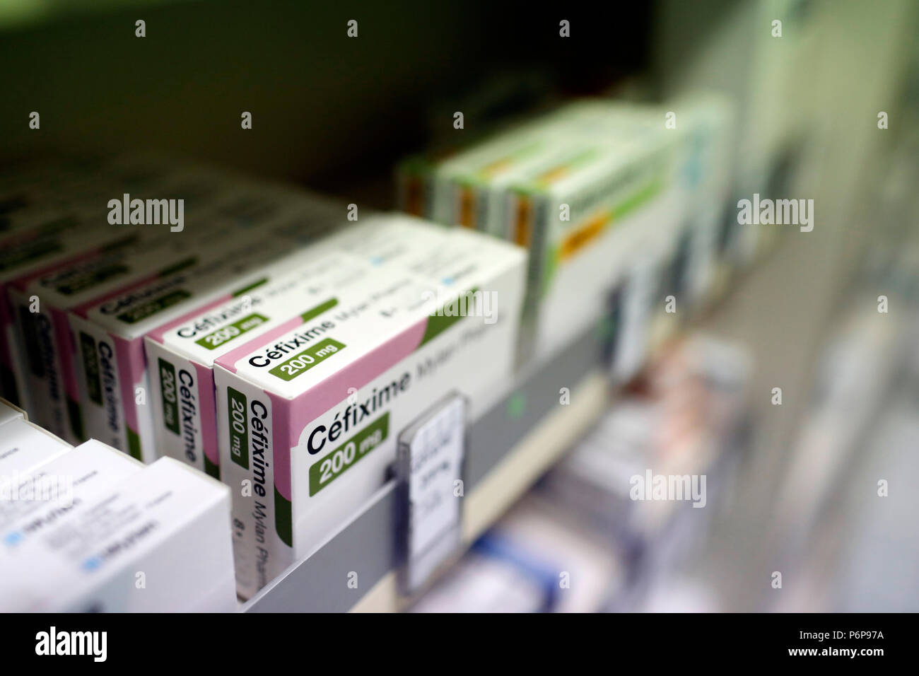 Farmacia. Medicina in scaffali. Antibiotici. La Francia. Foto Stock