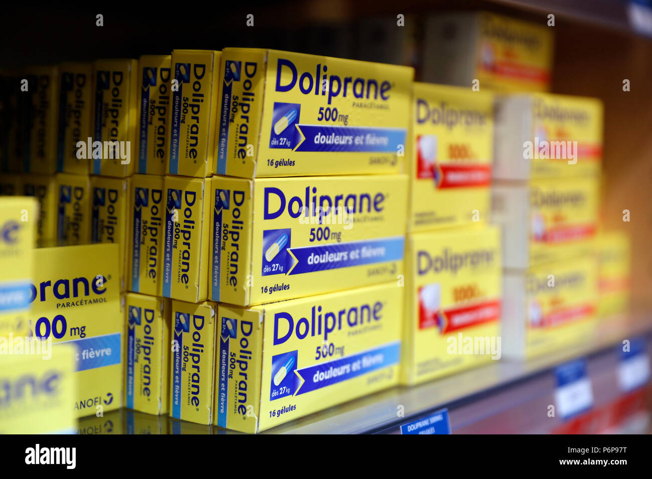 Farmacia. Medicina in scaffali. Antidolorifici. La Francia. Foto Stock