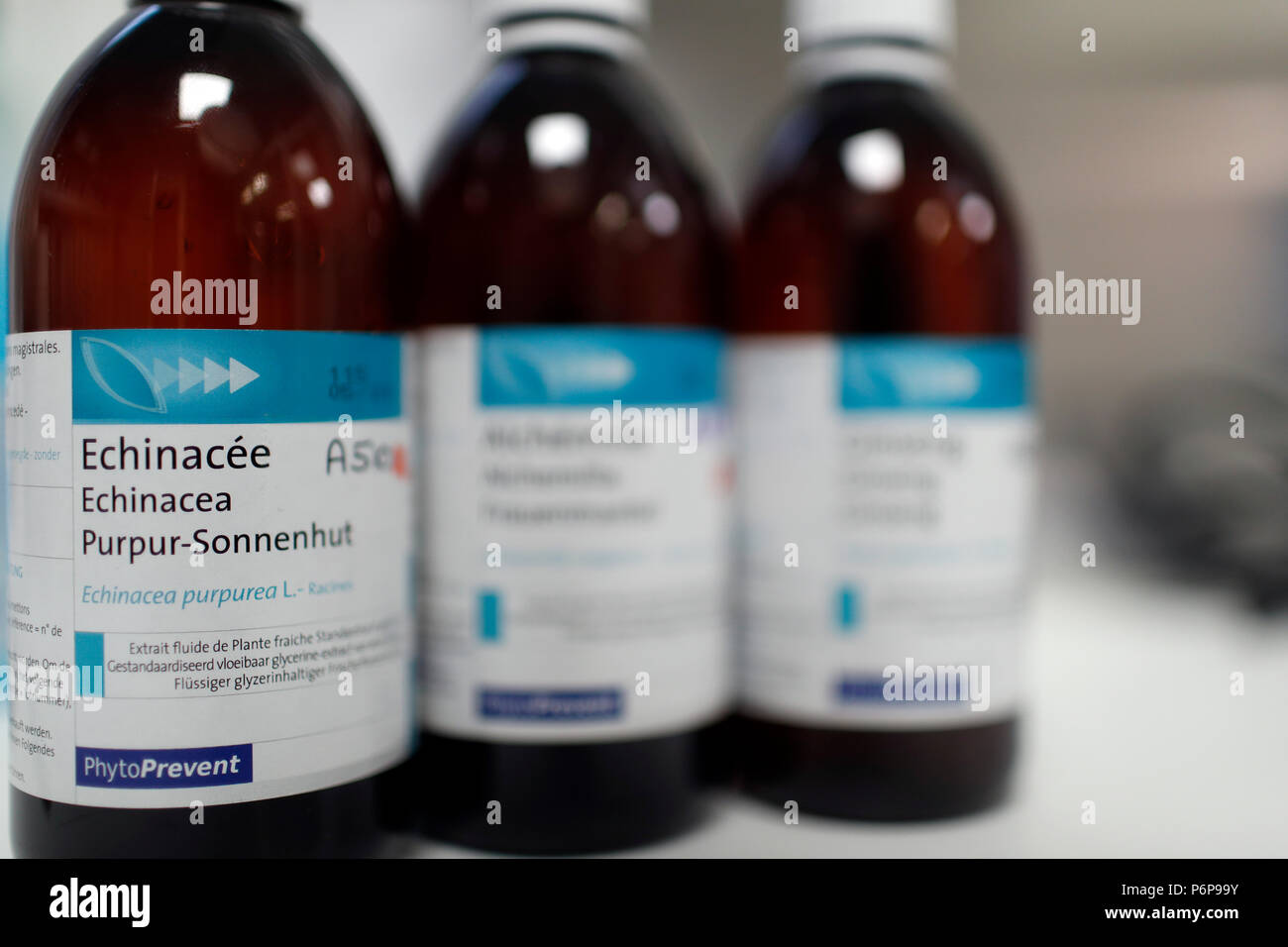Farmacia. Oli essenziali in bottiglie di vetro. La Francia. Foto Stock