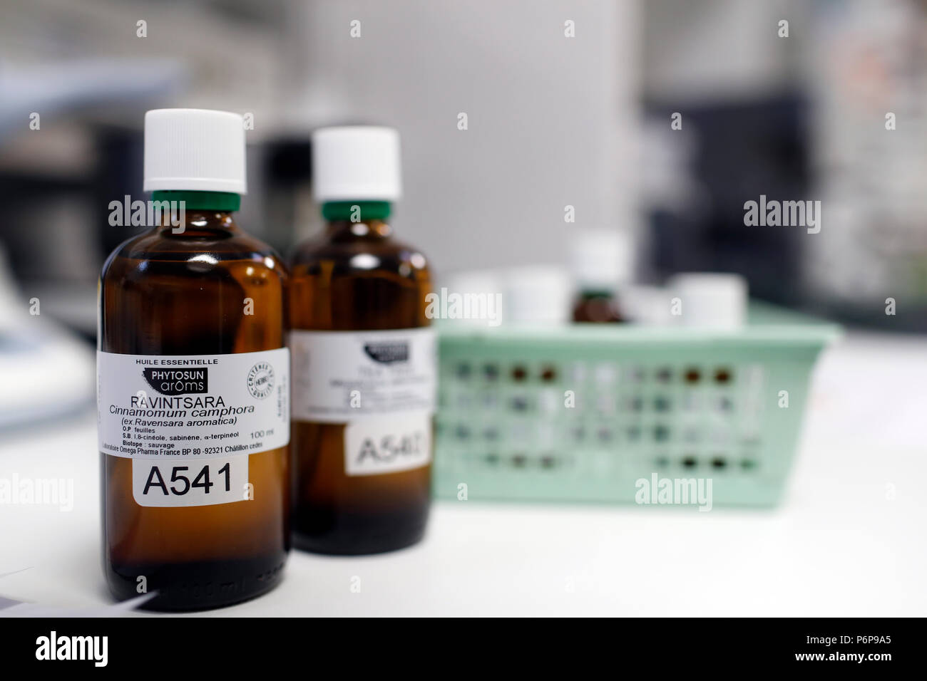 Farmacia. Oli essenziali in bottiglie di vetro. La Francia. Foto Stock