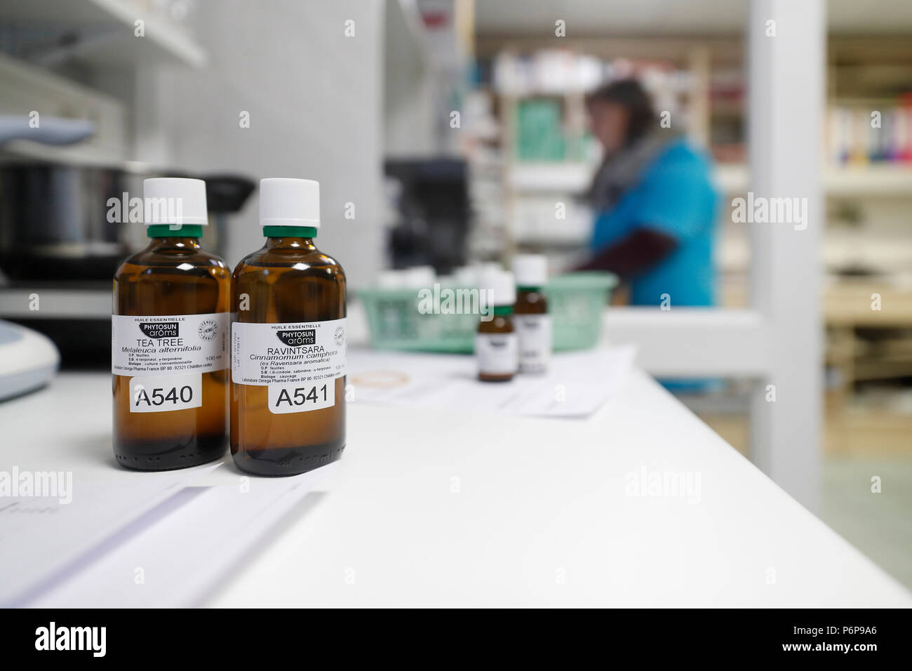 Farmacia. Oli essenziali in bottiglie di vetro. La Francia. Foto Stock