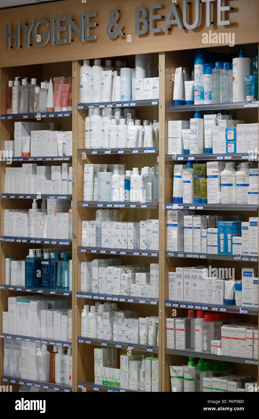Farmacia. Medicina in scaffali. Farmaco non soggetto a prescrizione medica store. Prodotti di bellezza. La Francia. Foto Stock