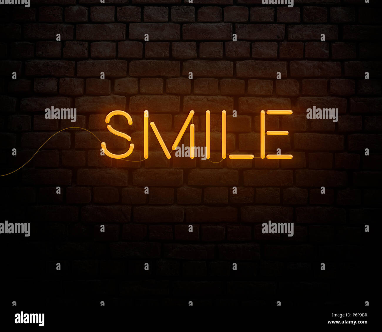 Smile Word in stile Neon luce arancione Foto Stock