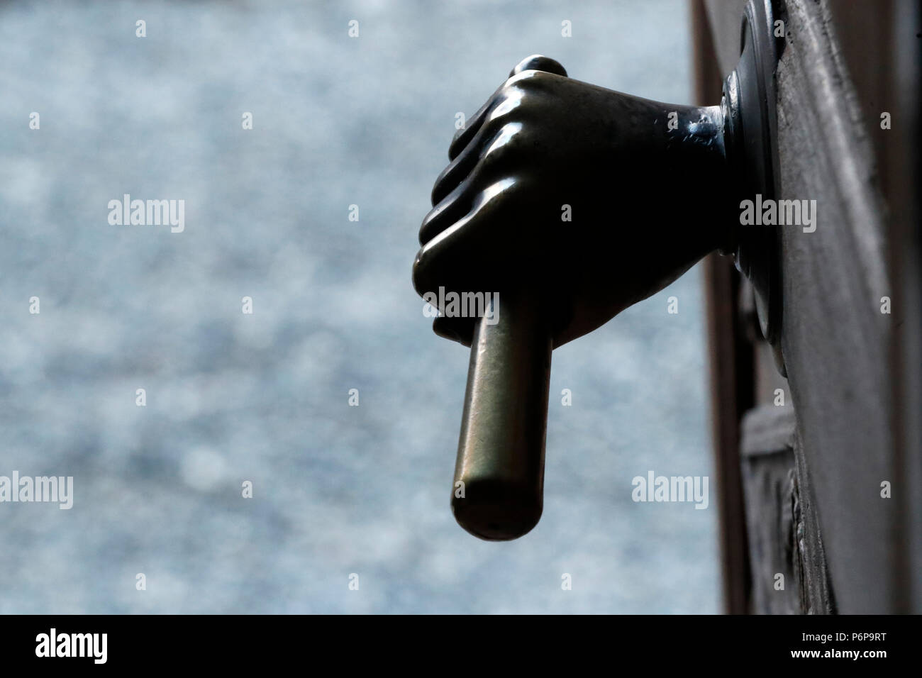 Saint-Andre chiesa. Maniglia della porta. Domancy. La Francia. Foto Stock