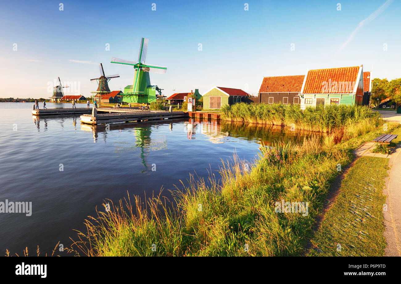 Paesaggio olandese con il mulino a vento al tramonto spettacolare, Zaandam, Amsterdam, Paesi Bassi Foto Stock
