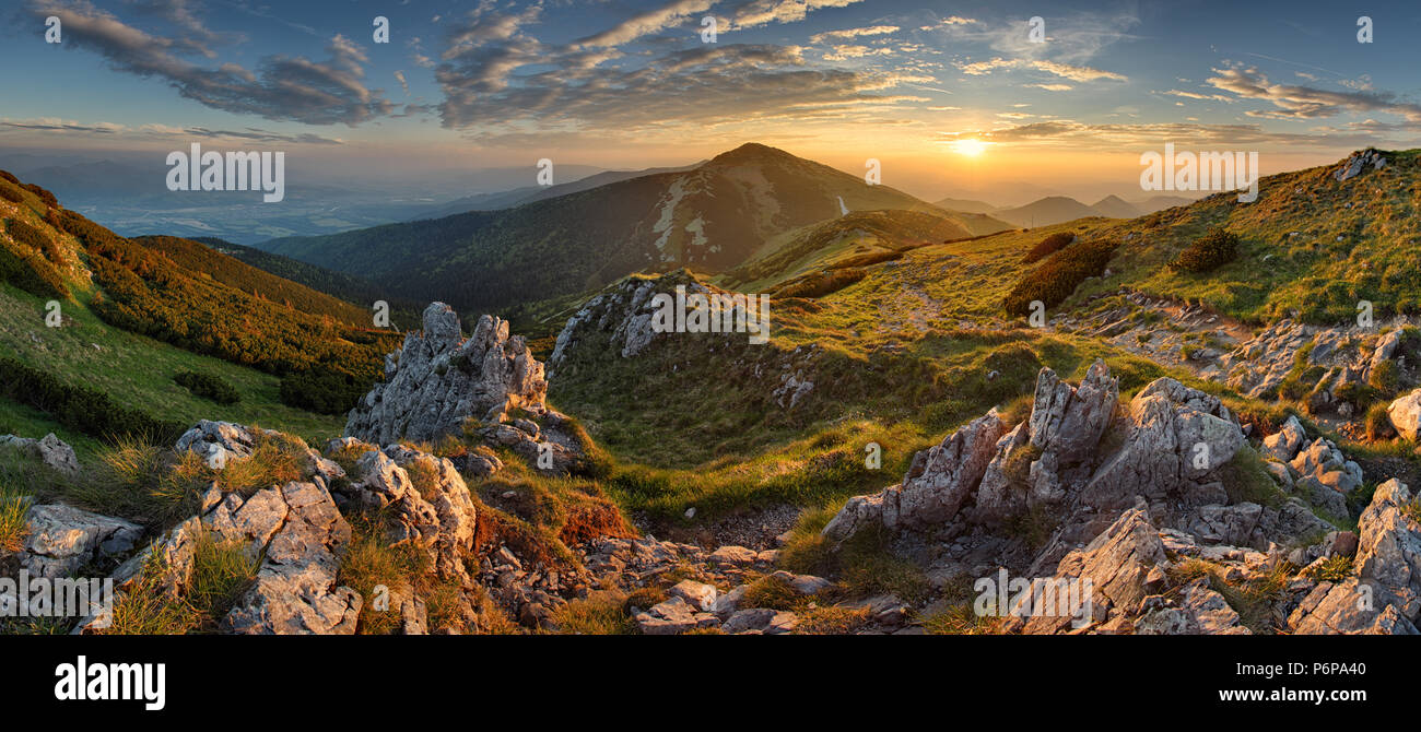 Panorama del Rocky Mountain al tramonto in Slovacchia Foto Stock