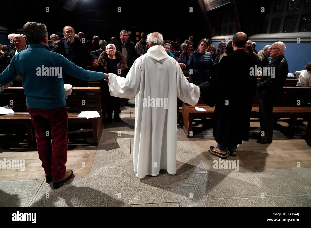 La Settimana di Preghiera per l Unità dei Cristiani. Servizio ecumenico. Sacerdote e Pastore protestante. Le Fayet. La Francia. Foto Stock