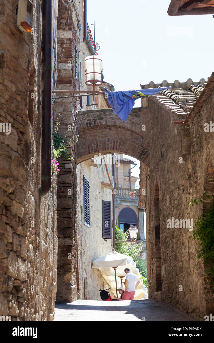 Uno dei modi contigui del San Gimignano Main Street (Toscana - Italia). Nazioni Unite des passaggi adiacenti à la rue principale de San Gimignano (Toscane Foto Stock