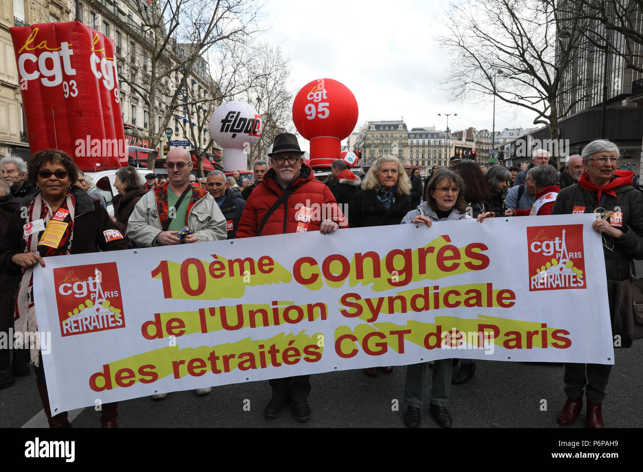 I pensionati" manifestazione a Parigi, in Francia. Foto Stock