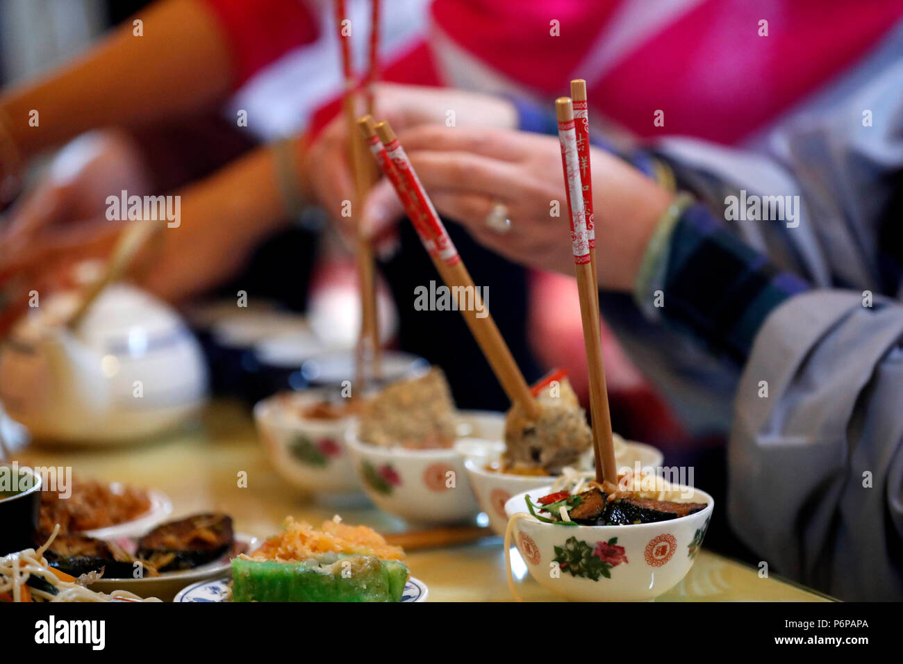 Chua Tu un tempio buddista. Il culto degli antenati. Cerimonia buddista e vegetariana offerte. Saint-Pierre en Faucigny. La Francia. Foto Stock