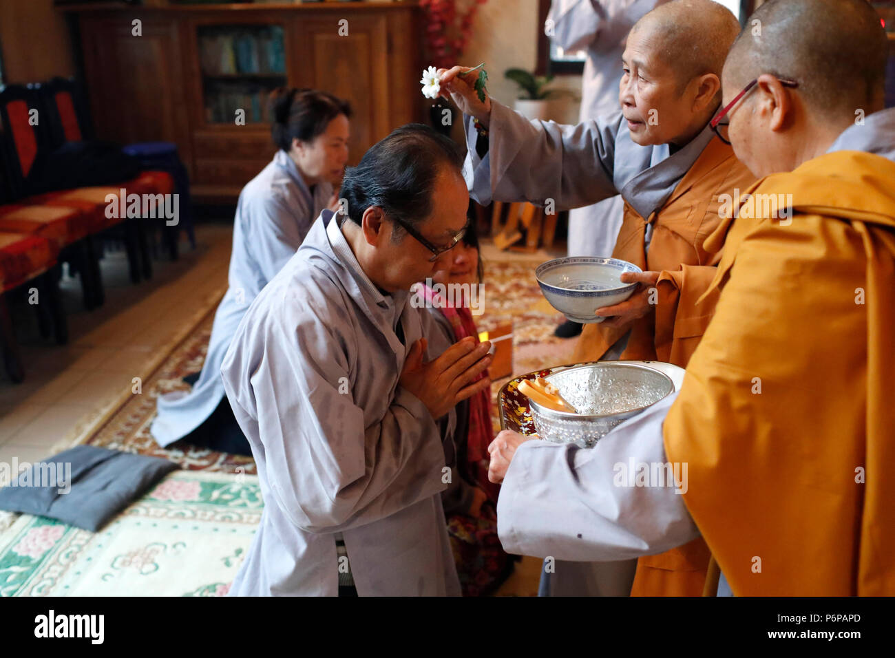 Chua Tu un tempio buddista. Culto buddista. Monaco la cerimonia di ordinazione. Saint-Pierre en Faucigny. La Francia. Foto Stock