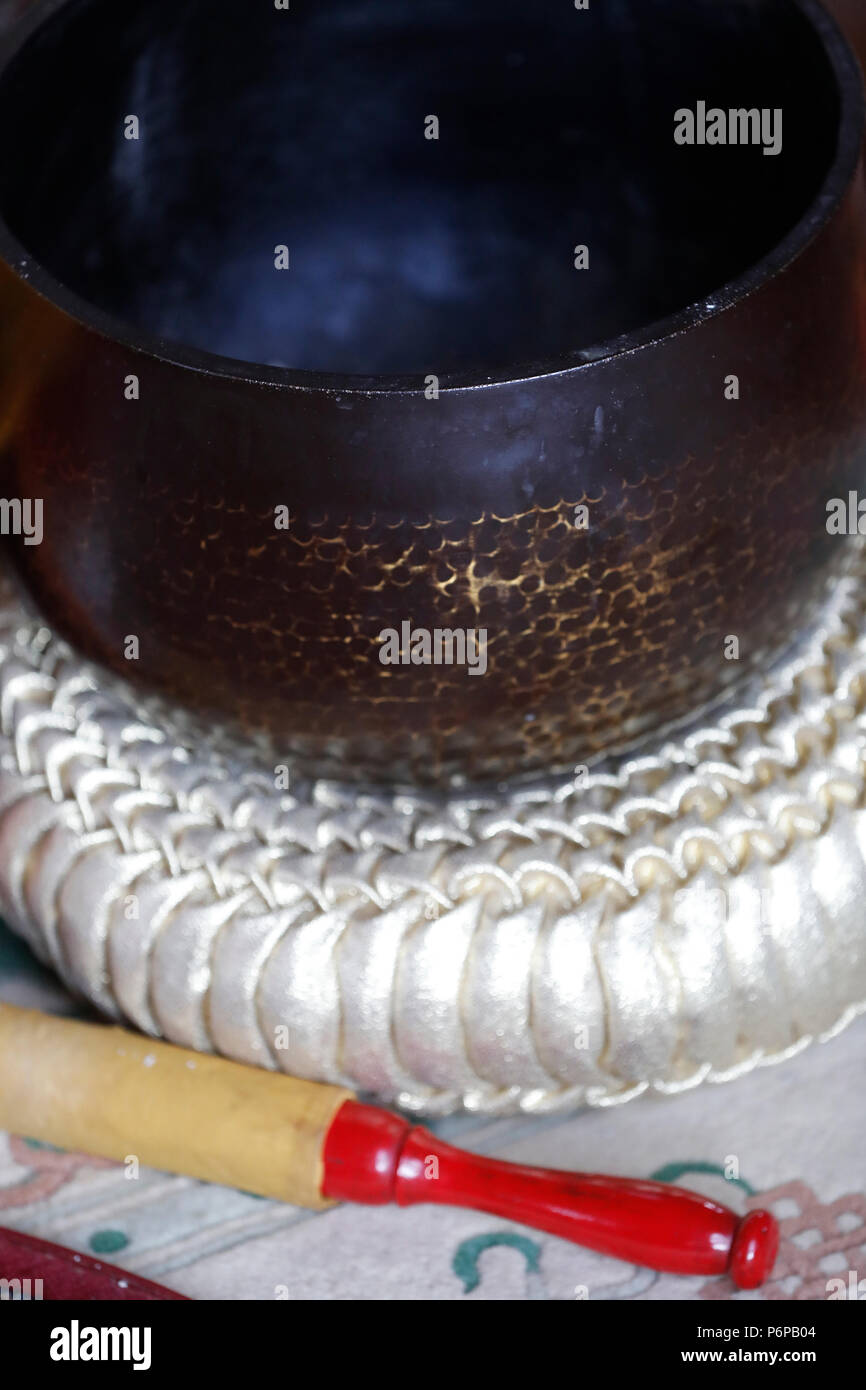 Chua Tu un tempio buddista. Singing Bowl. Close-up. Saint-Pierre en Faucigny. La Francia. Foto Stock