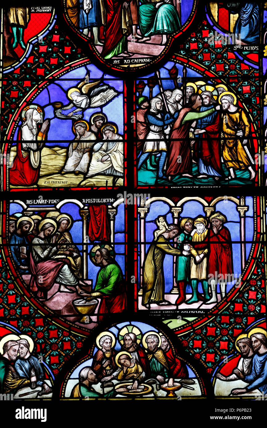 Notre Dame du Port basilica, Clermont-Ferrand, Auvergne. La Francia. Il vetro macchiato. Foto Stock