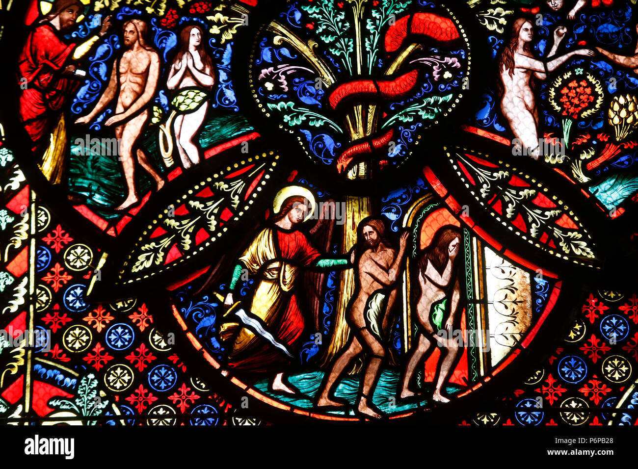Notre Dame du Port basilica, Clermont-Ferrand, Auvergne. La Francia. Il vetro macchiato. Genesi. Foto Stock