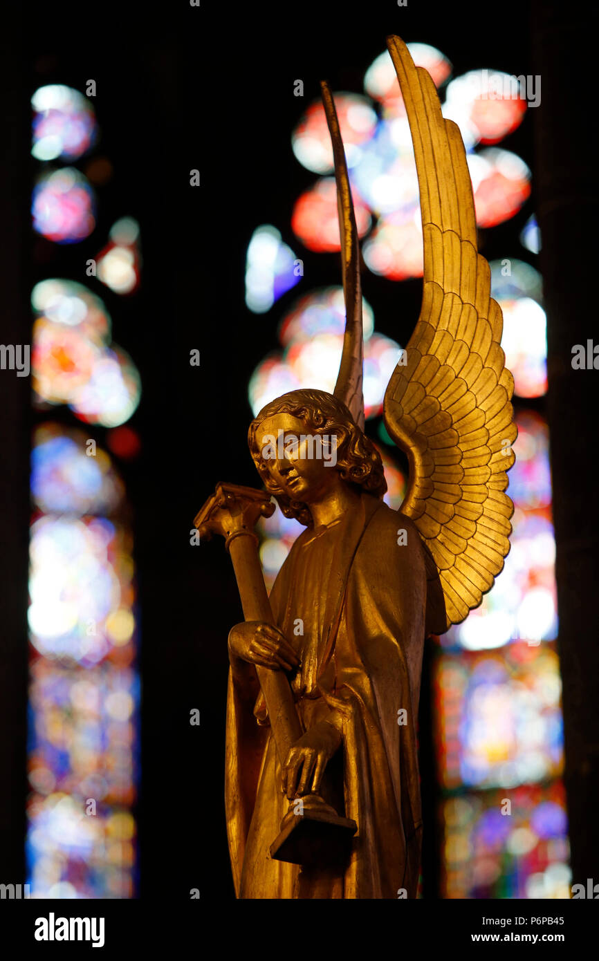 Notre Dame de Clermont cattedrale, Clermont-Ferrand, Francia. Il vetro macchiato. Genesi. Angelo statua. Foto Stock
